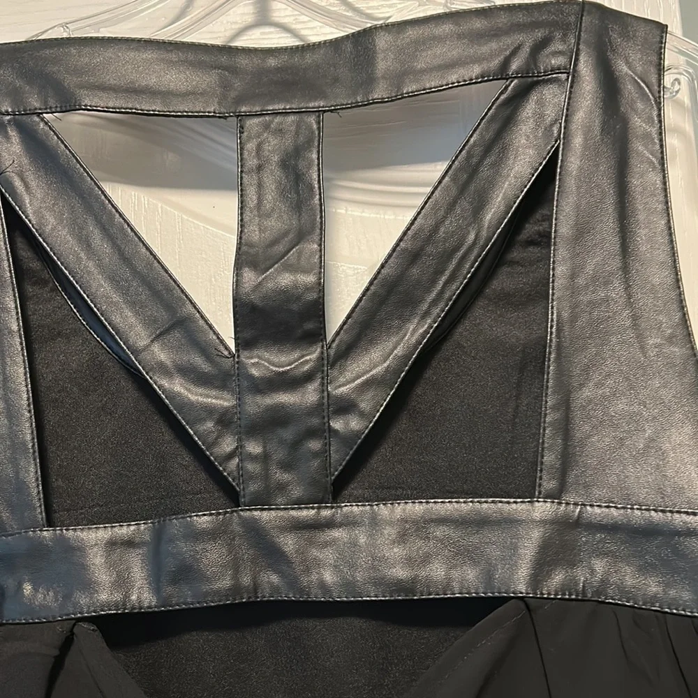 Top with different sequins colors. Finished with leather bias . - Picture 4 of 6